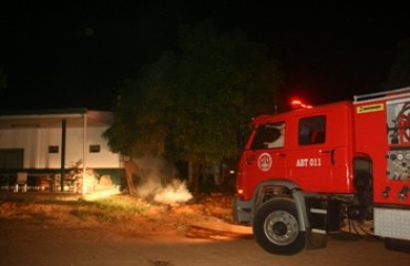 VILHENA – Andarilho ateia fogo em frente à sede municipal de SEDAM