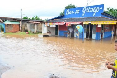 Rios transbordam e moradores acordam assustados 