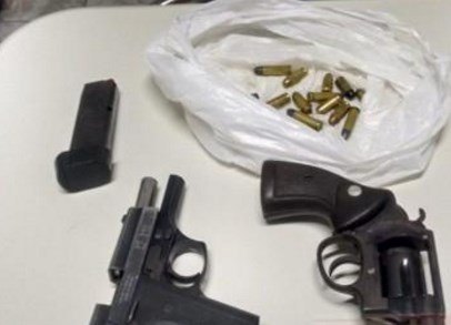 Passageiro de ônibus é preso com armas e maconha