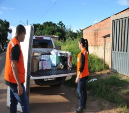 Defesa Civil entrega doações a família que teve casa destruída