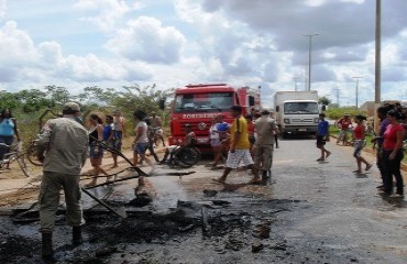 PROTESTO – Ocupantes de lotes da zona Leste bloqueiam avenida e exigem presença de autoridades da capital no local – Fotos e vídeo 