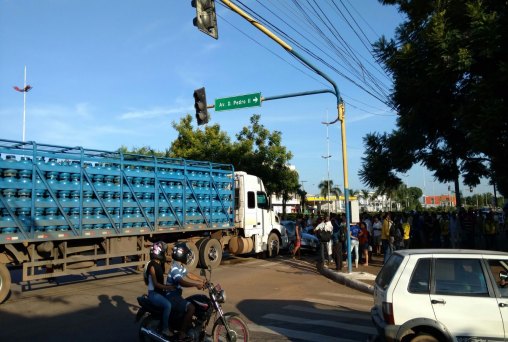 Carro avança  sinal vermelho e é  arrastado por carreta