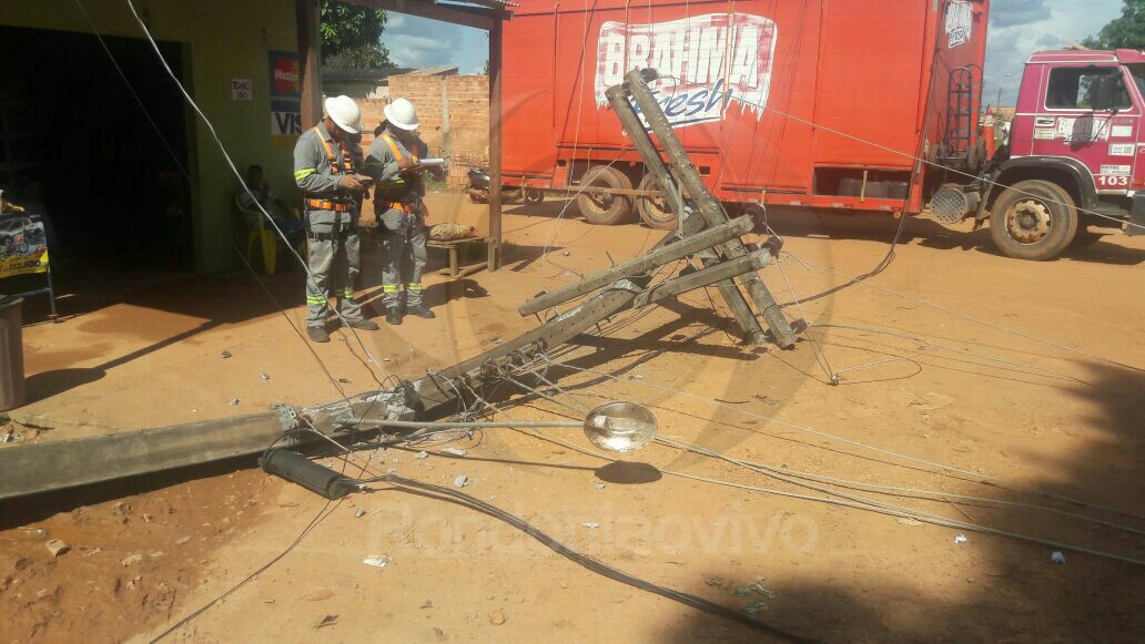 CAOS: Caminhão arrasta fios, derruba poste e deixa moradores sem energia