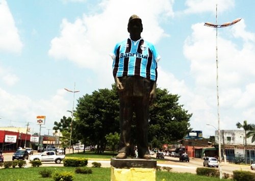 DESRESPEITO - Estátua de 'Teixeirão' é vestida com a camisa do Grêmio