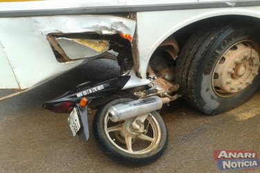 Motociclista morre após colisão com ônibus