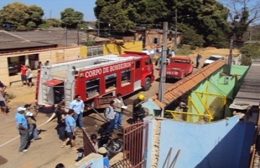 Incêndio provocado por criança destrói parcialmente uma casa na zona Norte - Fotos