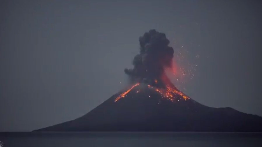 VÍDEO: Vulcão Krakatoa, um dos mais ativos do mundo, entra em erupção