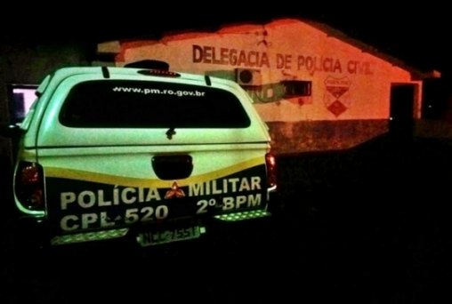 PM vai atender denúncia e apreende sete com drogas no local