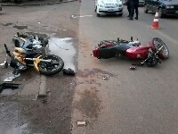 Motociclista avança preferencial e provoca grave acidente na Avenida Jorge Teixeira