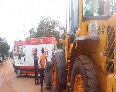 Crianças são atropeladas por pá carregadeira