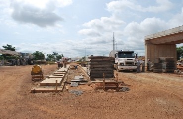 EMPACOU DE VEZ - Operários da CAMTER se retiram do canteiro de obras do viaduto em Porto Velho - Fotos