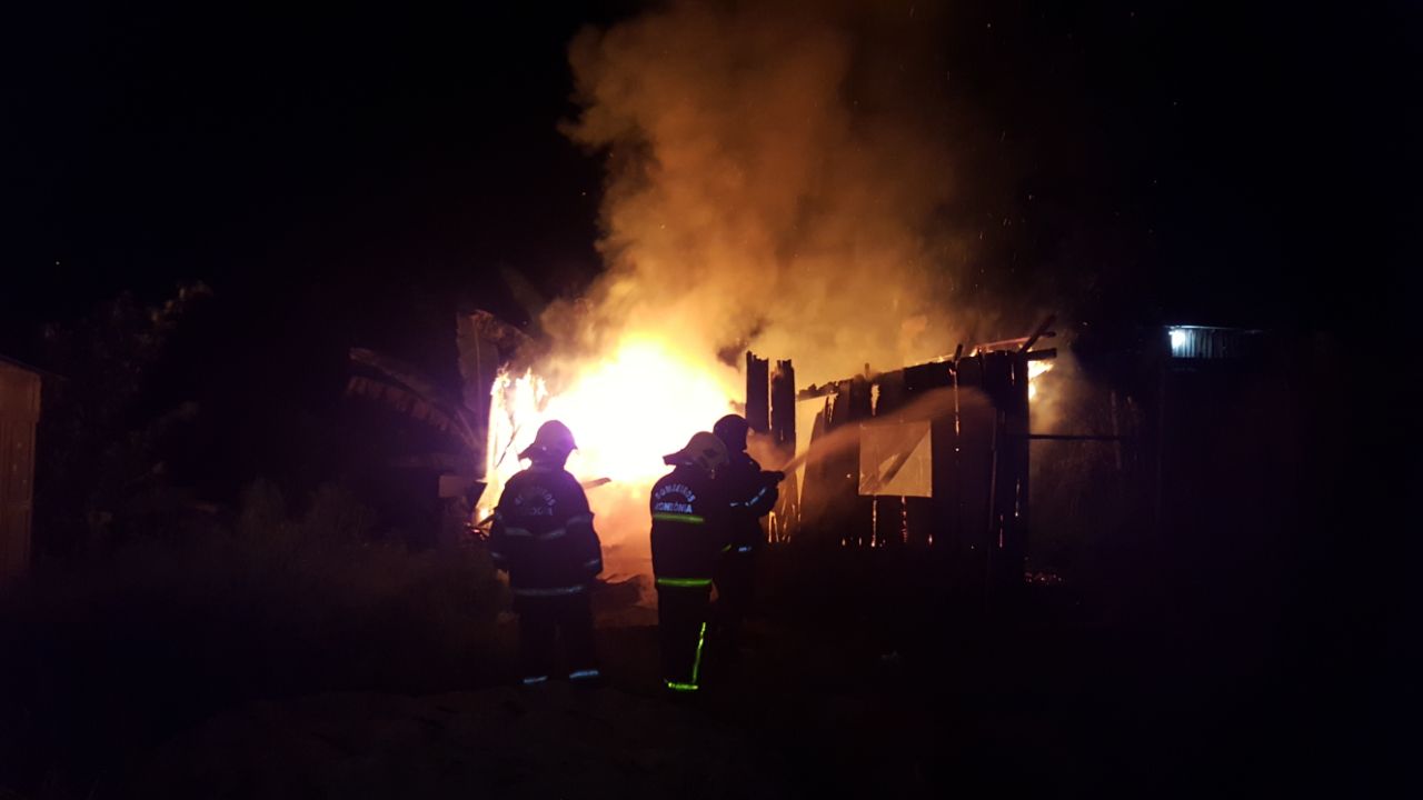 CRIMINOSO: Casa de madeira é destruída durante incêndio