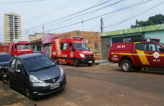 Corpo de Bombeiros combate incêndio em residência na capital