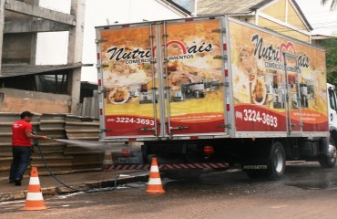 CENA DA CIDADE - Caminhão de empresa que fornece comida de hospitais é lavado no meio da rua