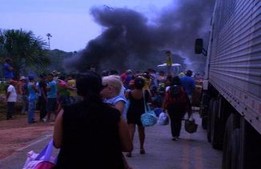 PROTESTO – Exército brasileiro negocia com povoado de Araras em Rondônia e rodovia é liberada - Confira fotos