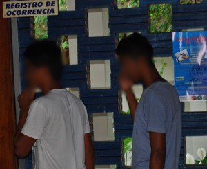 Menores são apreendidos com munições compradas em frente escola