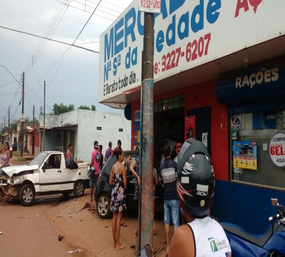 ACIDENTE - Carro invade comércio e três pessoas ficaram feridas