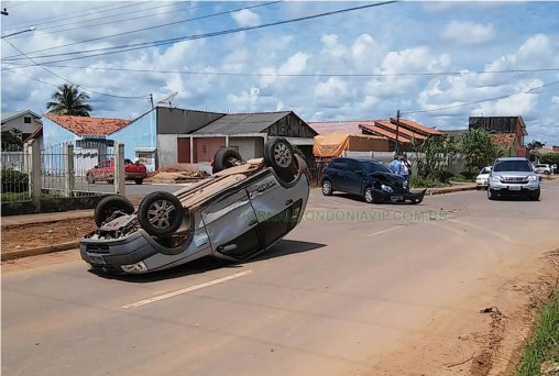 Acidente entre carros deixa três feridos