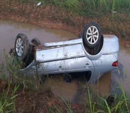 GRAVE - Carro com família cai em córrego na capital 