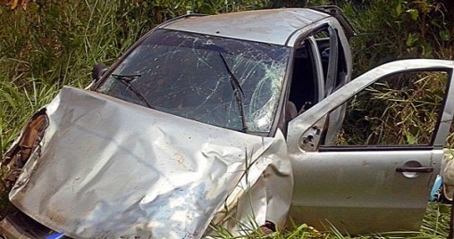 Mulher morre ao ser lançada de veículo durante capotamento 