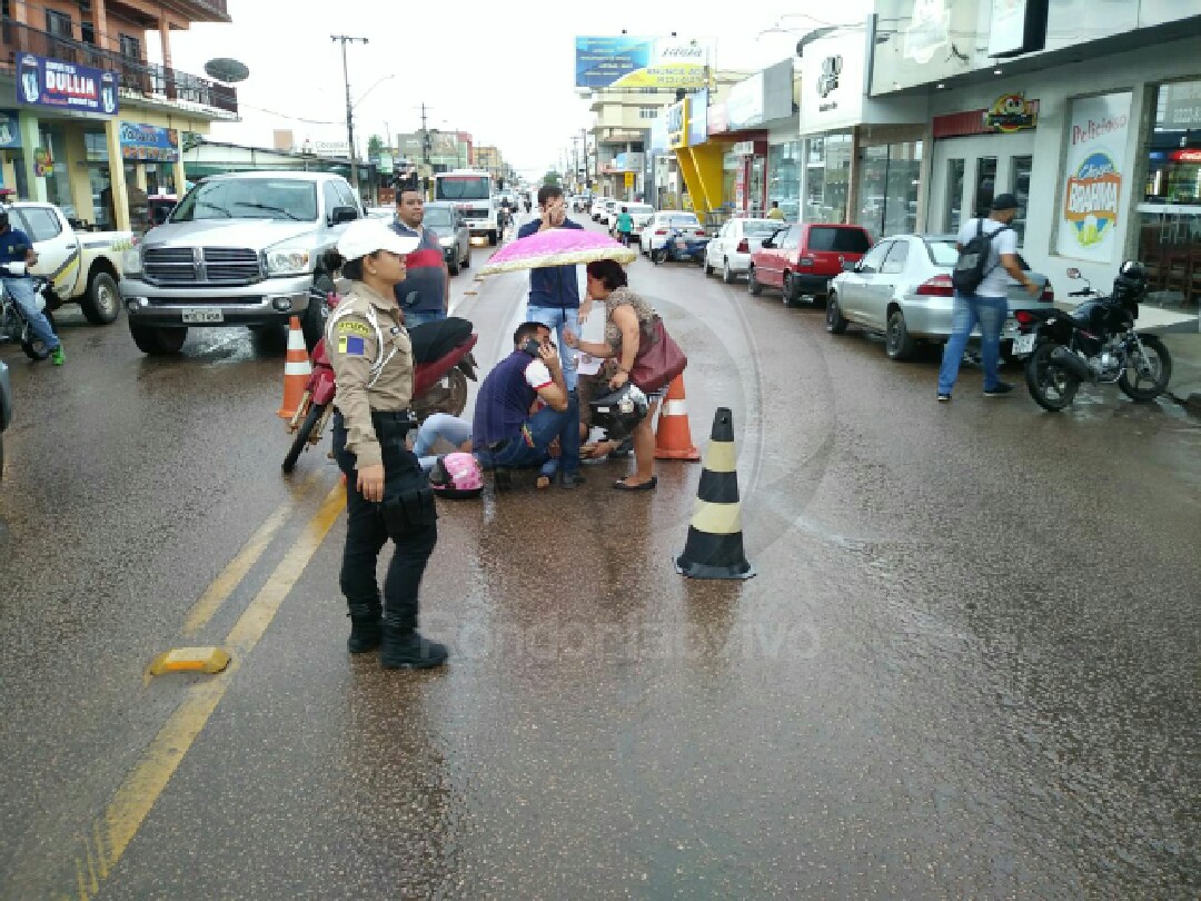 TRÂNSITO: Colisão entre motos deixa jovem lesionada