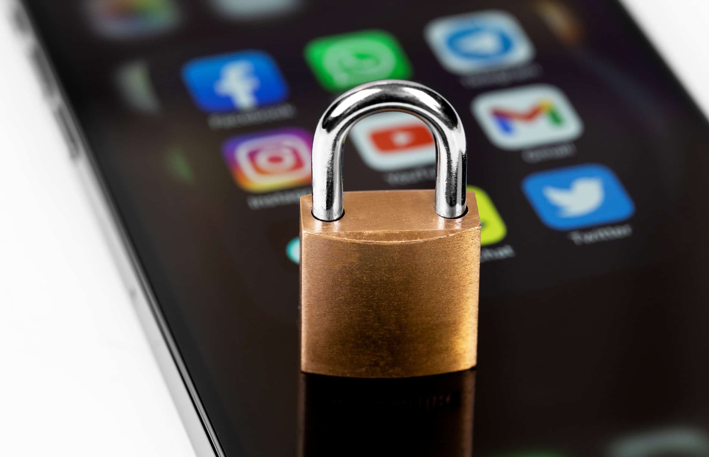 SE REVOLTOU: Homem agride e ameaça namorada após ser bloqueado nas redes sociais 