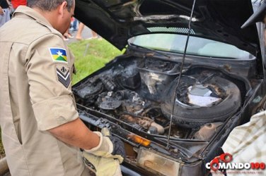 Carro pega fogo após pane  no motor 