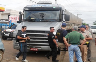 PRF apreende caminhão de água mineral carregado de cigarro contrabandeado 