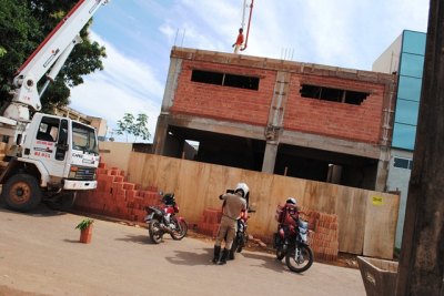 Pedreiro fica gravemente ferido ao cair de escada durante trabalho
