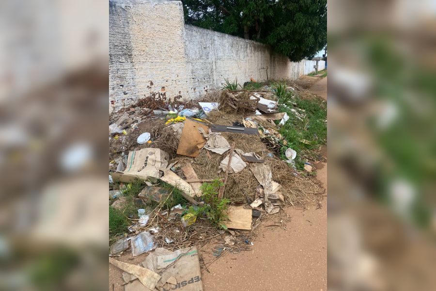 SUJEIRA: Entulho se acumula na calçada da EMEF Manoel Aparício em Porto Velho