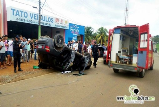 Carro capota ao colidir com outro veículo