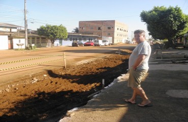 DESRESPEITO – Sem informar comunidade prefeitura acorda moradores com tratores quebrando calçadas