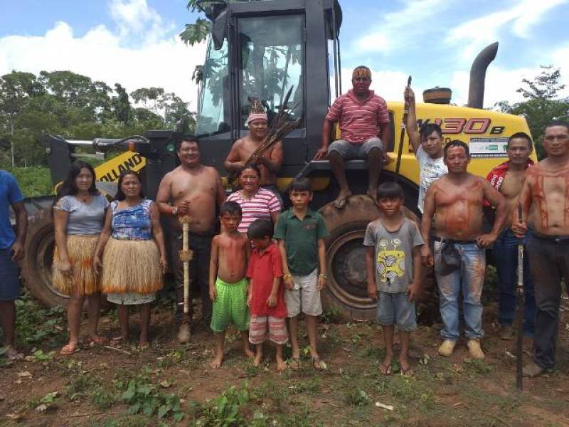 REVOLTADOS: Indígenas “sequestram” máquina e exigem reparo de estrada