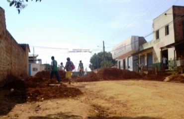 Comunidade protesta contra DEOSP por obra mal feita em principal via de bairro na capital – Confira fotos