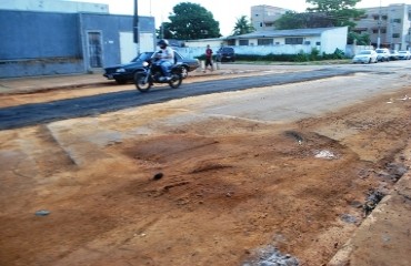 EMPORCALHADA – Nem sob pressão SEMOB realiza serviço de qualidade na avenida Abunã – FOTOS E VÍDEO