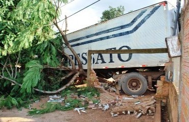 BURAQUEIRA -  Carreta estoura freio, desce de ré e invade casa e bar no bairro Nacional - Confira fotos e vídeo