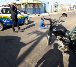 TRÂNSITO: Motociclista fica ferido em acidente na capital