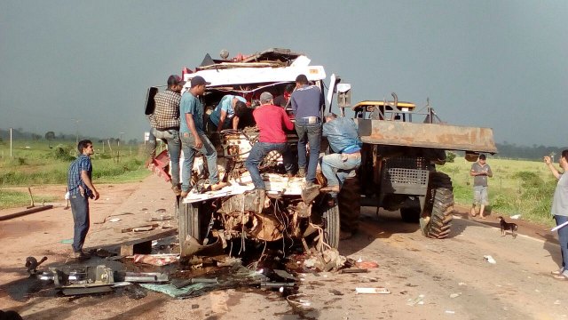 BR 364: Grave acidente entre caminhão e carreta deixa duas pessoas presas às ferragens