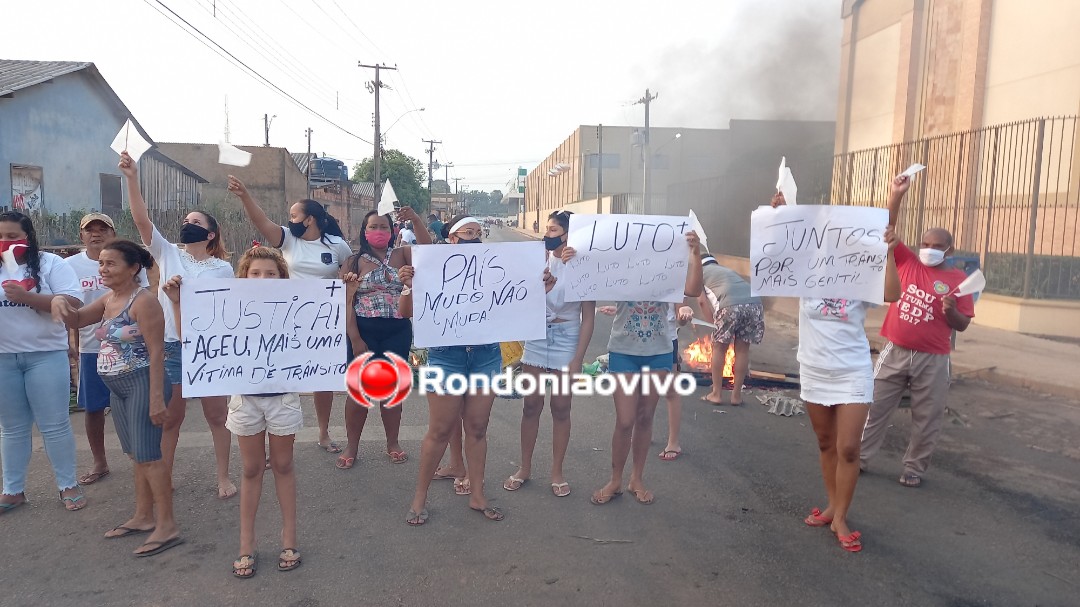 MANIFESTO: População protesta em cruzamento que adolescente morreu atropelado