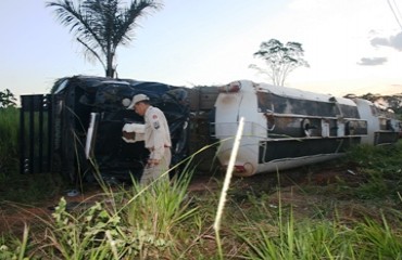 FLAGRANTE - Caminhão bi-trem carregado de óleo diesel perde direção na BR- 364 e vira na ribanceira - Confira fotos