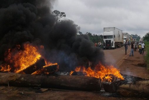 SEM ENERGIA - População de Vista alegre do Abunã fecha trecho da BR 364