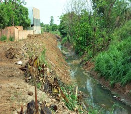 DRENAGEM: Prefeitura realiza manutenção em canais da zona Sul 