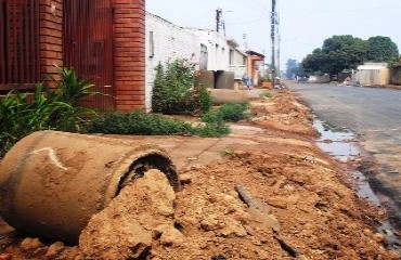 CASCA DE OVO – Asfalto da avenida Sete de Setembro do bairro Agenor de Carvalho se deteriora com temperaturas elevadas – FOTOS
