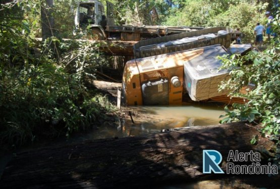 Caminhão da prefeitura cai em rio após ponte quebrar 