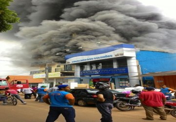 Incêndio destrói prédio onde funcionava loja de colchões