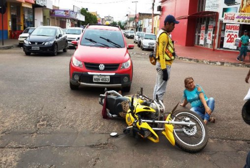 Mototaxista colide com automóvel e passageira fica ferida
