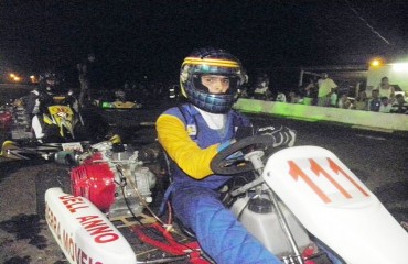 VELOCIDADE - Etapa noturna do municipal de kart é marcada por muita adrenalina e grande público