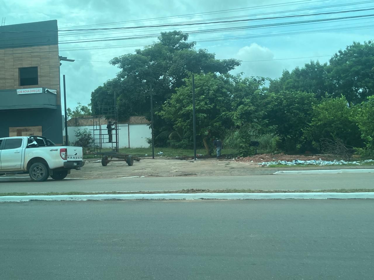 LOCAL INTERTIDADO: Borracharia do finado 'Betão' volta a ocupar área irregular e retoma obras sem licença 