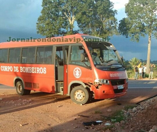 Micro-ônibus dos Bombeiros se envolve em acidente na BR-364