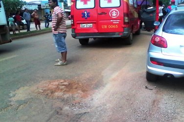 BURACO - Motociclista tem fratura exposta após se chocar com carro
